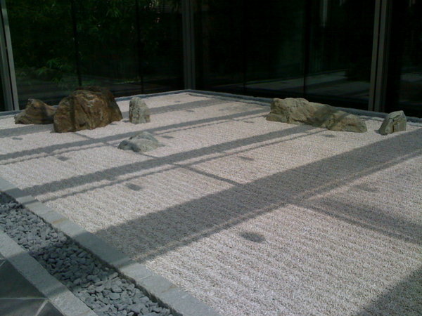 Japonski ogrodek na wejsciu do muzeum. zen.