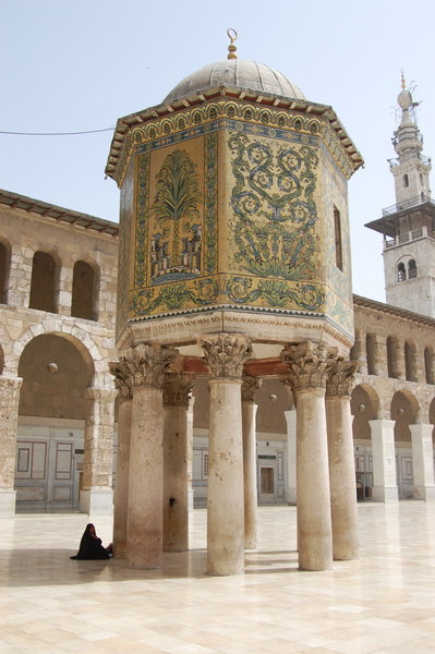 Fragment meczetu. Oparty na rzymskich kolumnach.