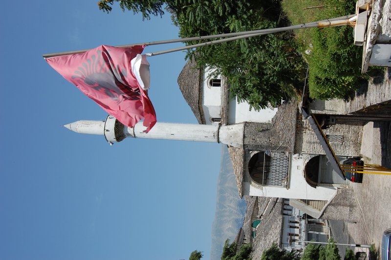 Gjirokaster i albanska flaga. 