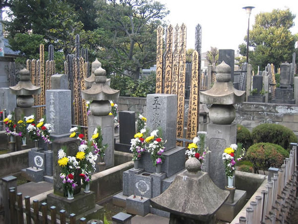 cemetery in yanaka