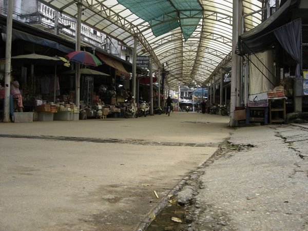 Mae Sai Market (before opening)