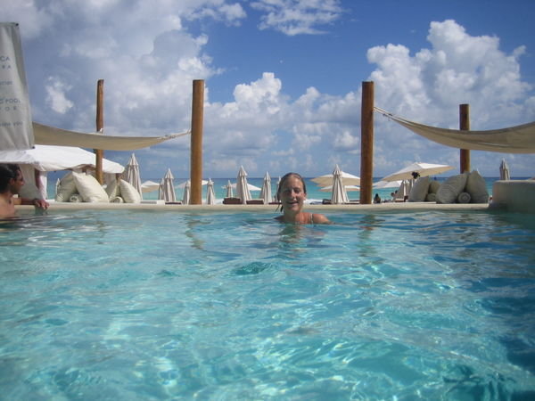 Playa del Carmen - Clara im Pool mit Aussicht aufs Meer