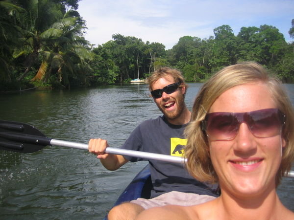 beim Kayaken durch die Flussarme des Rio Dulce