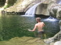 beim Schwimmen im Wasserfall