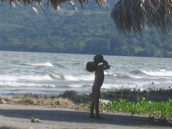 Kind trinkt Kokosmilch am Strand
