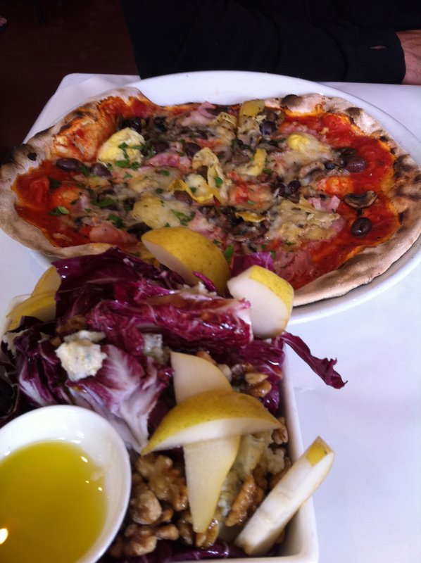 The best pizza and Radicchio and gorgonzola salad in Olinda