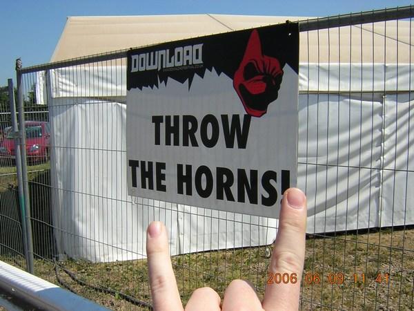 Throw the horns!!