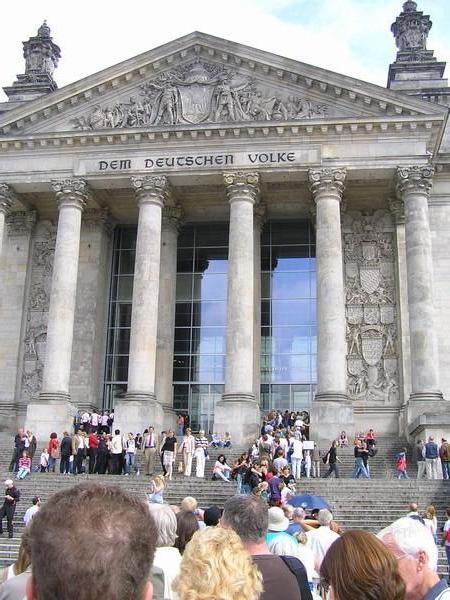 Line into the Reichstag