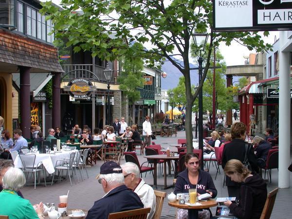 Pavement cafes in Queenstown