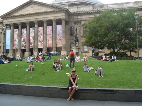 Kristina foran Melbourne library