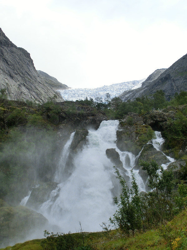 Wasserfall mit Gletscher-Schmelzwasser