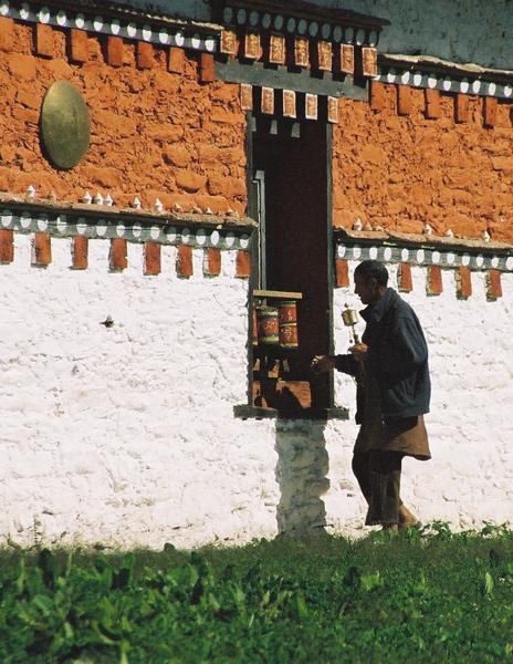 The faithful at Jampa Lhakang