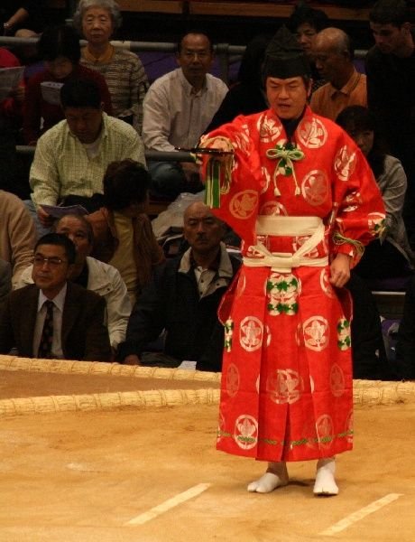 The gyoji announces Iwakiyama vs. Hakuba