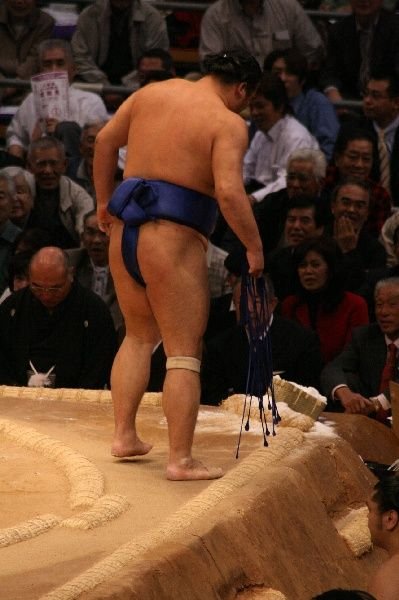 Takamisakari (MW8) limps out of the dohyo (and later the tournament)
