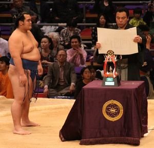 Kotoshogiku receives the Gino-sho