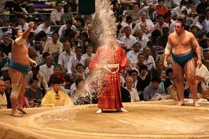 Masatsukasa's salt throwing skill catches Tochinoshin off guard