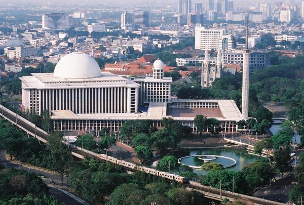The massive Masjid Istiqlal (1984)