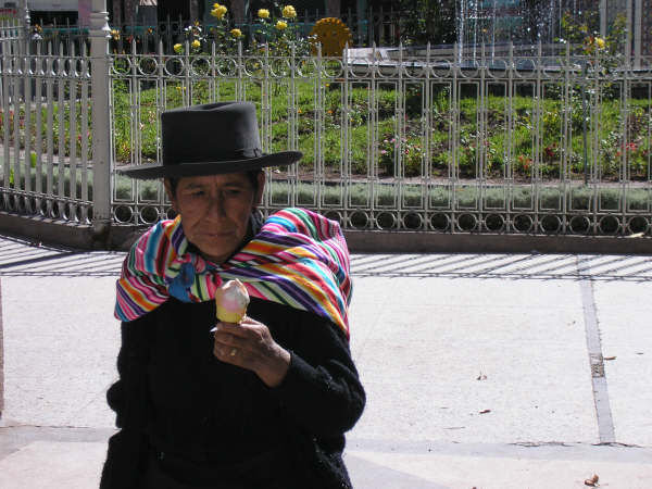 A typical Peruvian mamita eating ice-cream