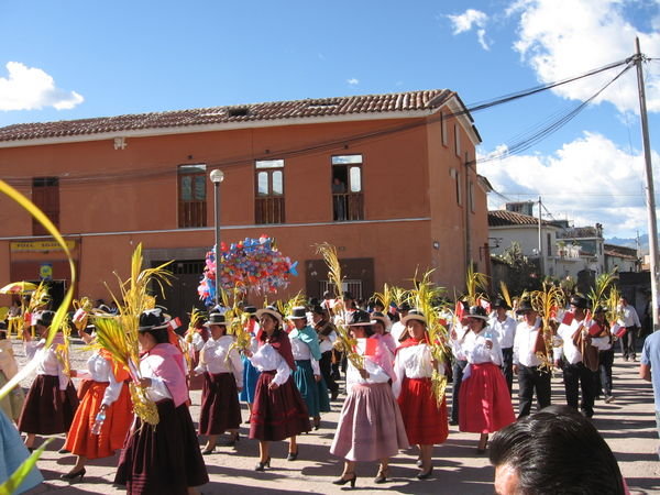 Mamitas carrying palm leaves in the Domingo de Ramos [Palm Sunday] procession