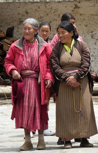Monpa women waiting for blessing