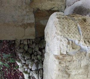 Embedded rocks, Tikal