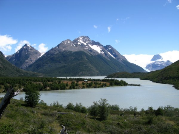 Lago Dickson med Cerro Ohnet i bakgrunnen