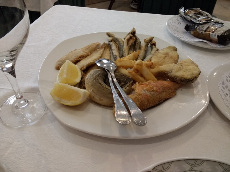 Plate of fried fish at Restaurante El Faro de Cádiz
