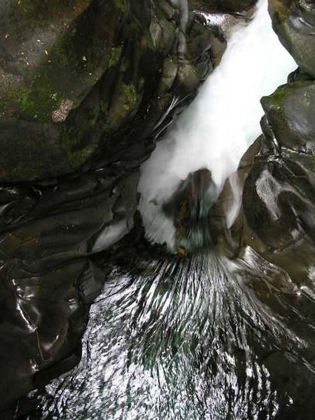 A chasm on the way to Milford Sound