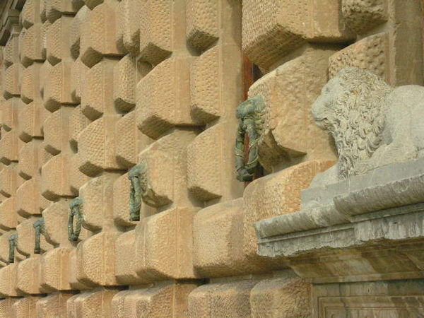 The side of a building in Alhambra