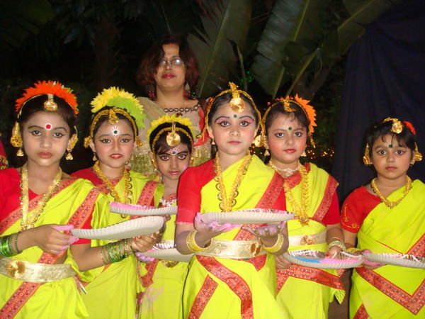 Pratyasha along with dance group