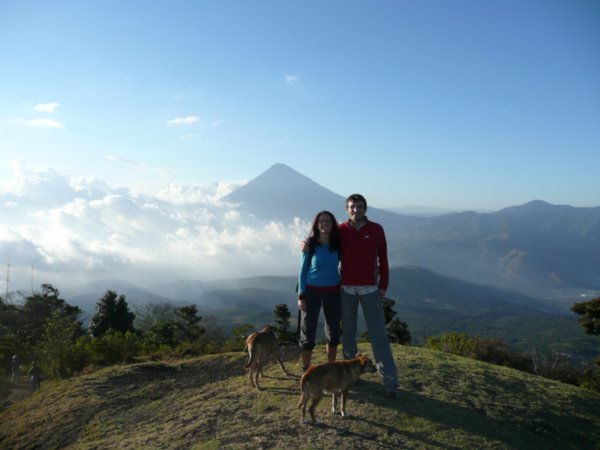 Nous devant un des 27 volcans du Guatemala
