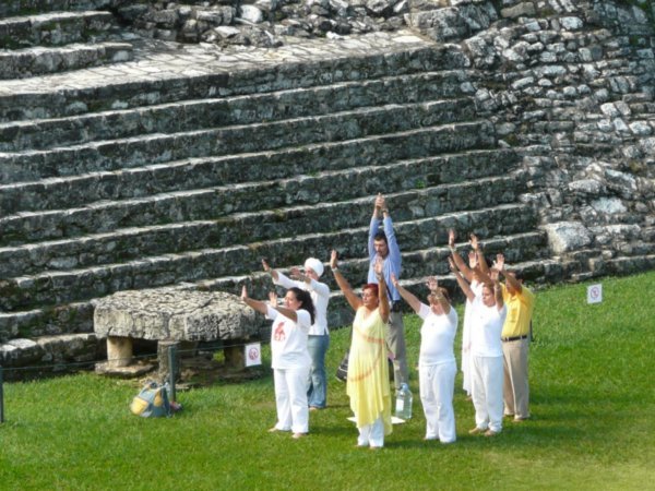 Les adherents de sectes font le chants et danses d adoration aux dieux des Mayas
