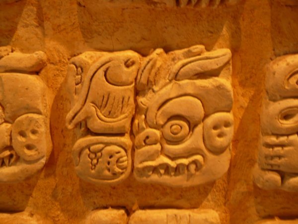 l ecriture de mayas semble assez complique a dechiffrer