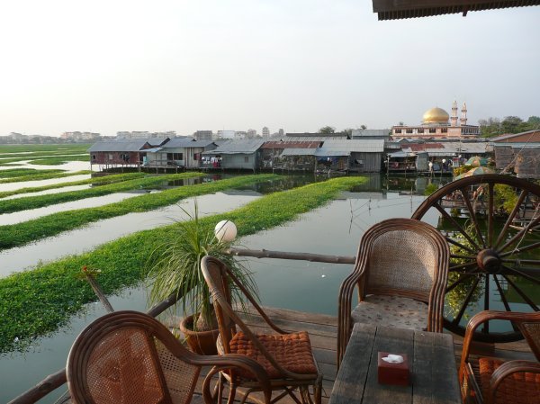 La vue de la terrasse de notre hotel hotel sur le lac de Phnom Penh