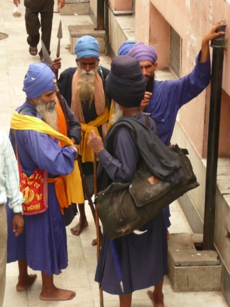 Les gardiens d un temple Sikh a Delhi