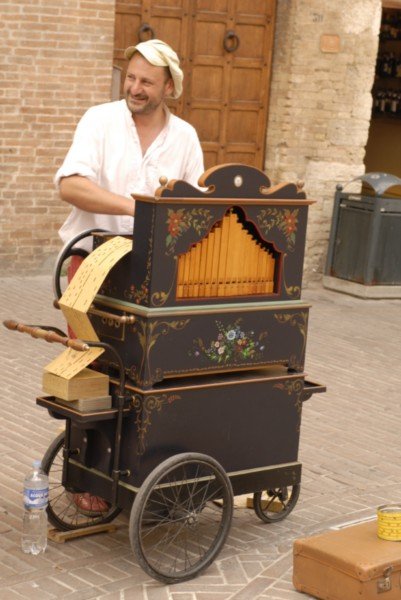 Happy Music man in Piazza Cisterna