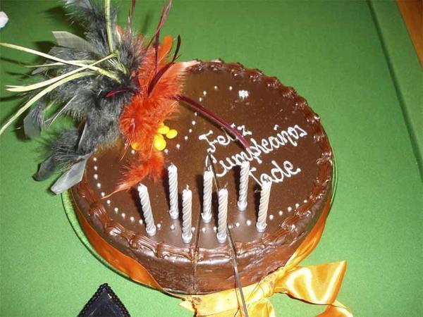 triple chocolate mud fudge birthday cake en espanol