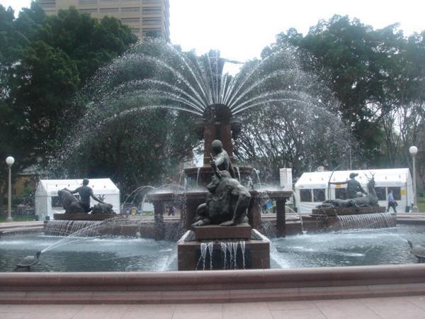 pritty fountain in hyde park, sydney