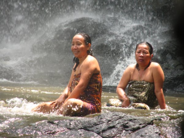 Ladies bathing in Boo Sra Waterfall
