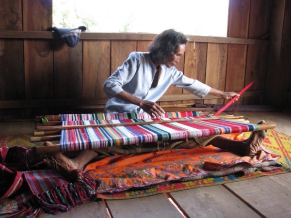 Pnong Lady weaving