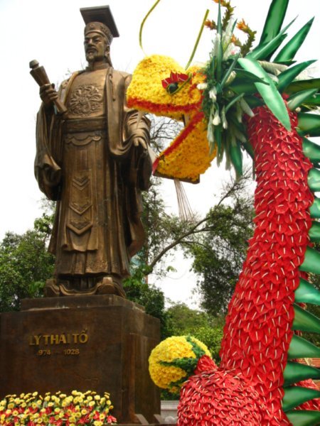 Statue and dragon in Hanoi
