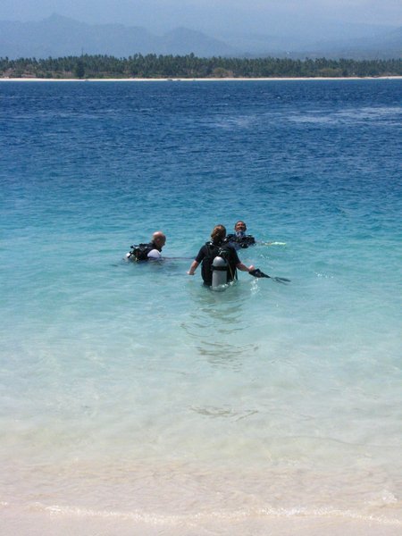 Divers returning to Gili Air