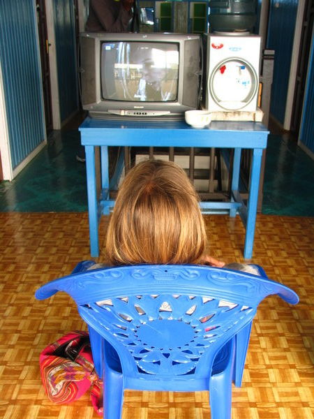 Sophie watching tv in the losmen