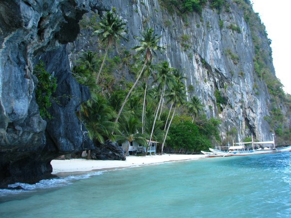 Beach on Pinagbuyutan Island
