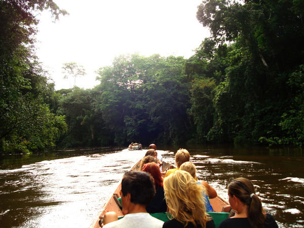 Battur pa floden i Surinam