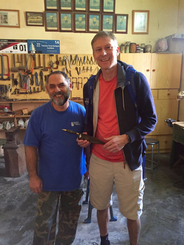 Buying a handcrafted Canarian cuchillo from Francisco