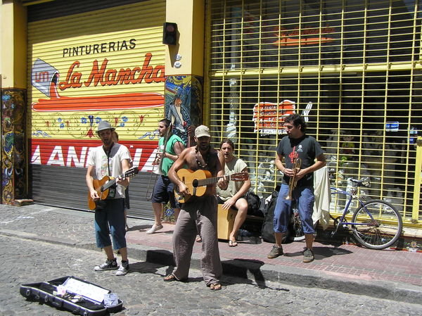 Street performers in San Telmo