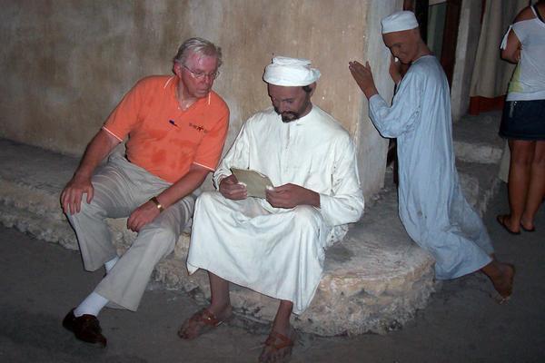 Bill tries to converse with a seemingly real Arab in the Dubai Museum