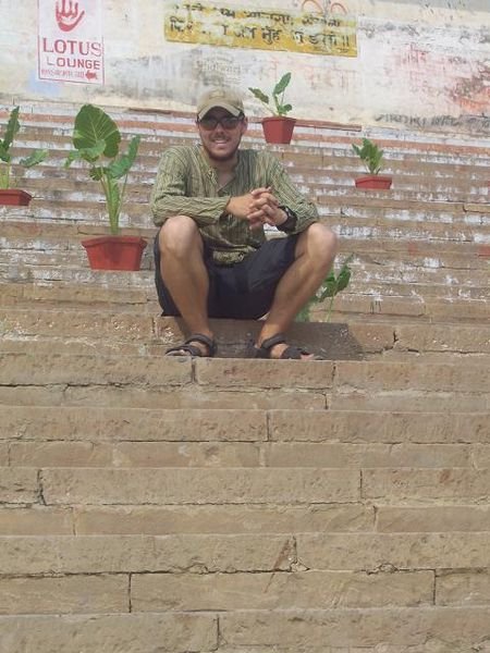 Charles relaxe sur les marches d'un ghat