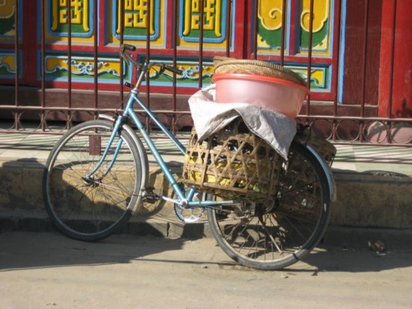 A Hoi An le velo partage la route avec les motos 